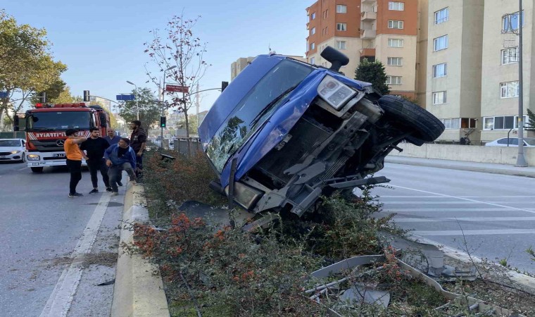 Kadının yola atlaması üzerine sola kırınca bariyerlere çarptı: 1 yaralı