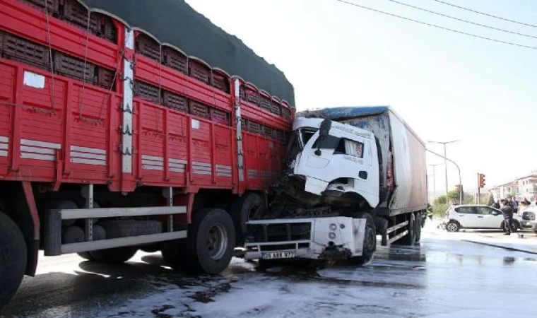 Kamyonun kırmızı ışıkta bekleyen TIR ve otomobile çarptığı kaza, kamerada