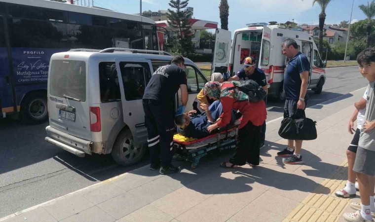 Kanser tedavisi görmeye giderken kaza yaptılar, yola ambulansla devam etti