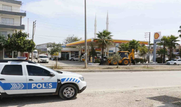 Kar maskeli şüpheli akaryakıt istasyonunda bir kişiyi başından vurup kaçtı