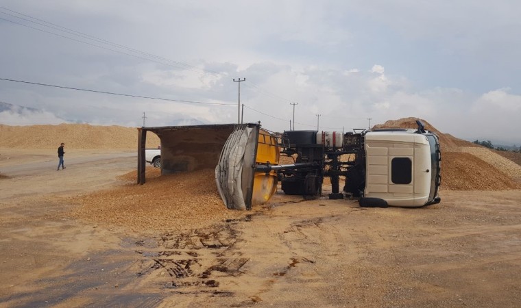 Karabükte iş makinesi ve hafriyat kamyonu devrildi: 1 yaralı