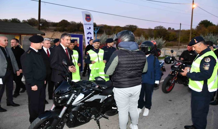 Karabükte sürücülere reflektif yelek dağıtıldı