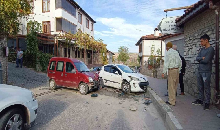 Karabükte trafik kazası : 2 yaralı