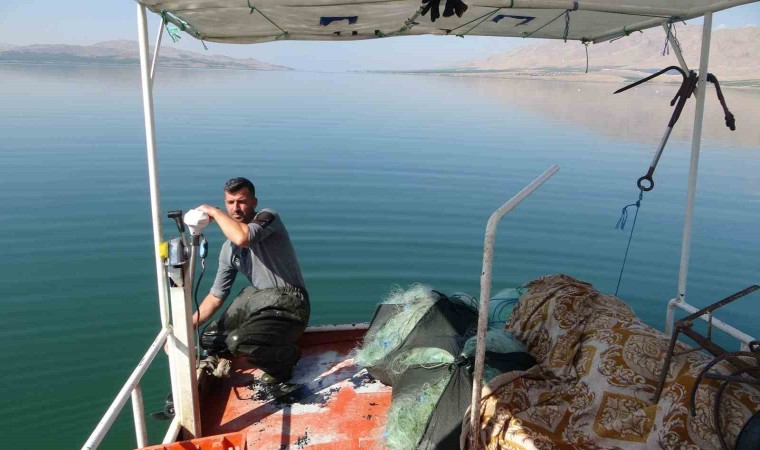 Karakaya Barajı balıkçıların ekmek teknesi oldu