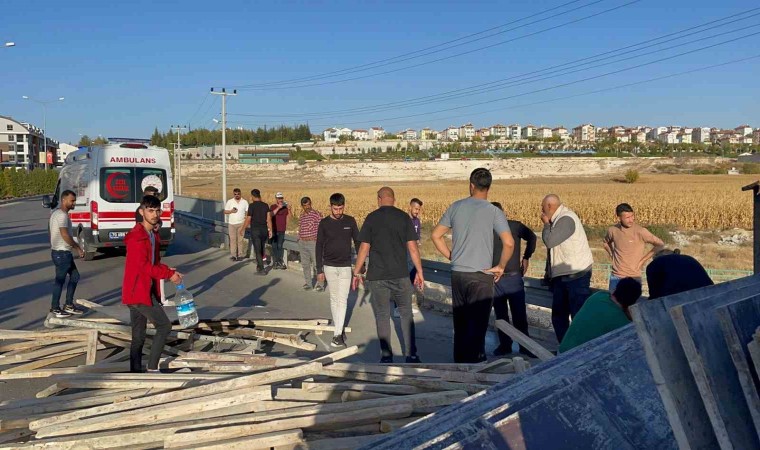 Karamanda inşaat kalıbı yüklü kamyonet devrildi: 2 yaralı