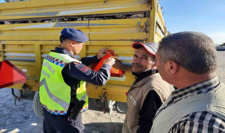 Karapınarda jandarma trafik traktör römorklarına üçgen reflektör taktı