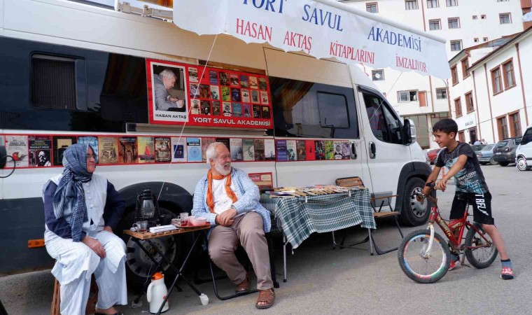 Karavan kitap ile Anadoluyu geziyorlar