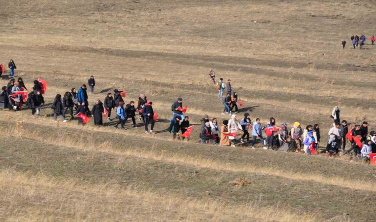 Karslı dağcılar Cumhuriyetin 100. yılını 2 bin 254 rakımda kutladı