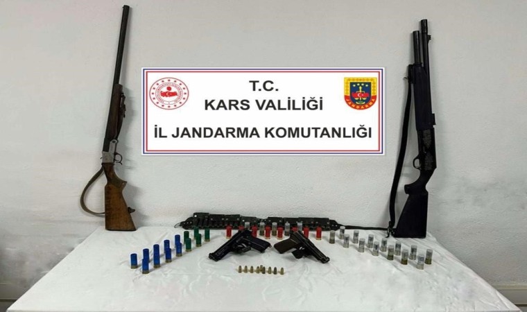 Karsta jandarma ruhsatsız silah ele geçirdi