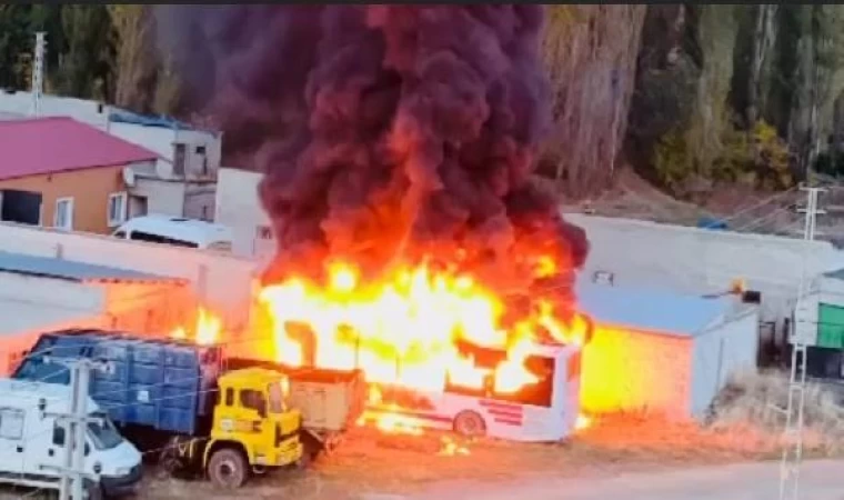 Kars’ta park halindeki halk otobüsü alev alev yandı; o anlar kamerada