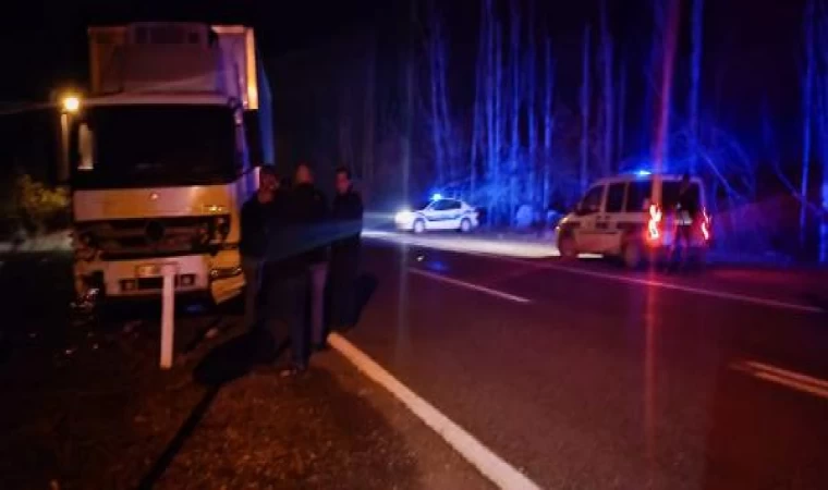 Kars’ta polis aracı ile TIR çarpıştı, 2 polis memuru yaralandı