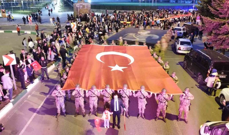 Karsta Türk bayraklı meşaleli Cumhuriyet yürüyüşü