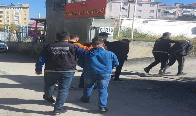 Karsta uyuşturucu taciri 3 kişi tutuklandı