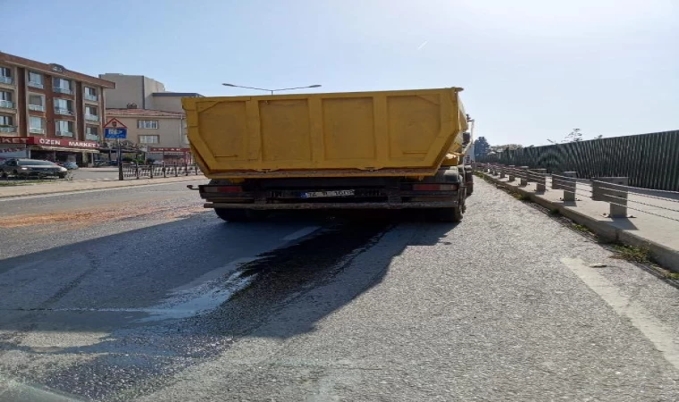 Kartal’da hafriyat kamyonundan dökülen yağ kazalara neden oldu 