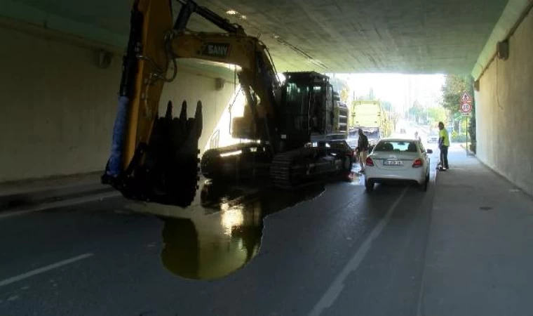 Kartal’da iş makinası köprü altında sıkıştı