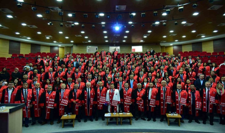 Kastamonu Üniversitesinde 356 öğretim üyesi cübbelerini giydi