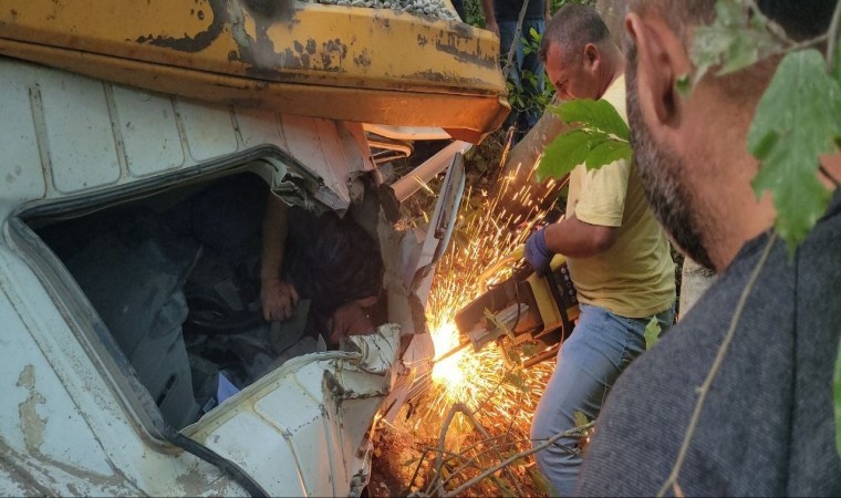 Kastamonuda freni boşalan mıcır yüklü kamyon, uçuruma yuvarlandı