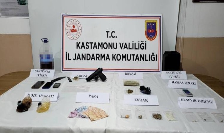 Kastamonuda uyuşturucu maddeyle yakalanan üç şüpheli tutuklandı