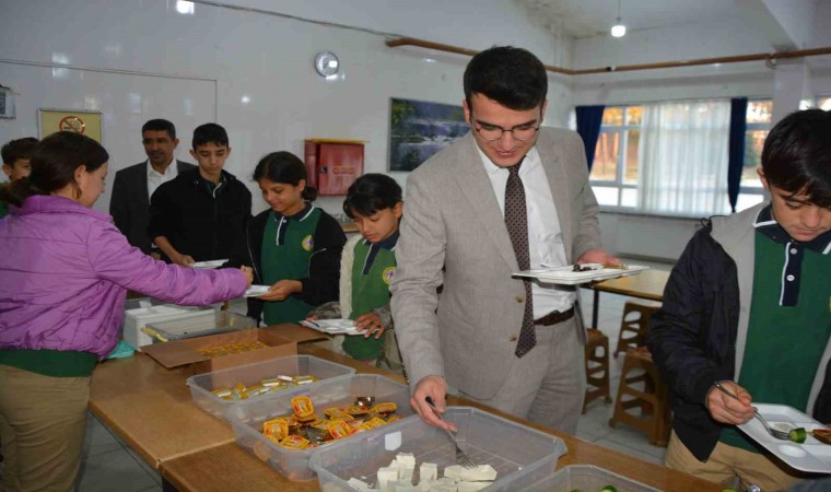 Kaymakam Okumuş, öğrencilerle kahvaltıda buluştu