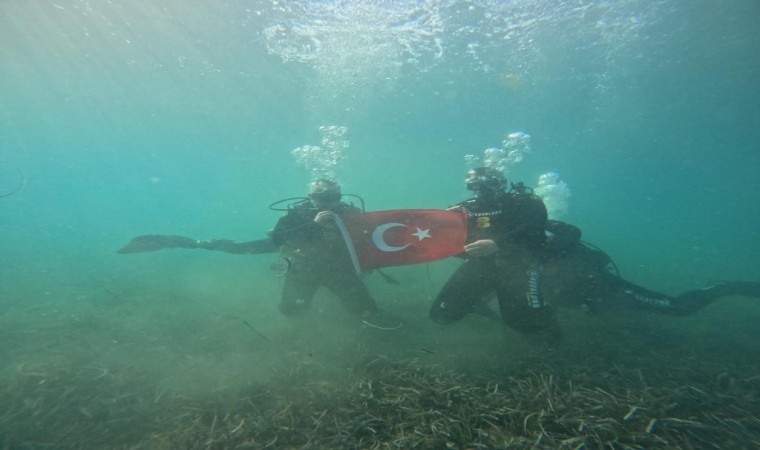 Kaymakam ve belediye başkanı Cumhuriyet için denize daldı