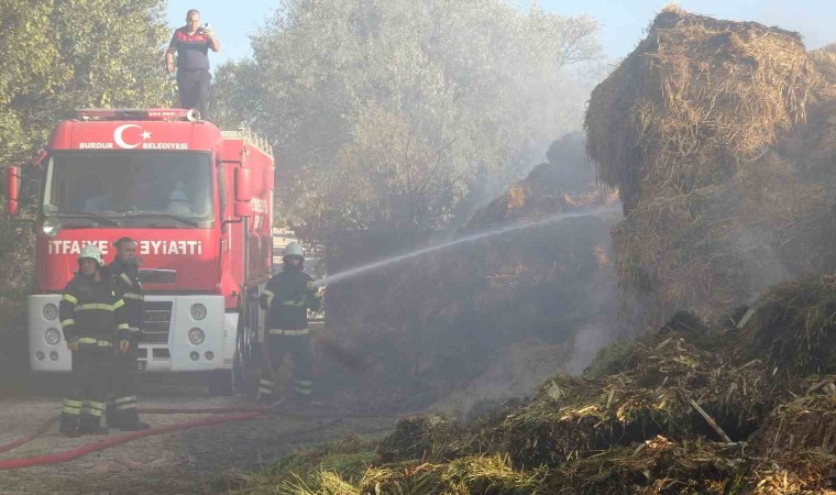 Kaynak makinesinden çıkan kıvılcımlar samanlığa sıçradı, 60 ton saman balyası yandı