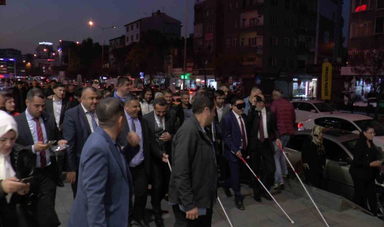 Kayseri protokolünden ‘göz bantlı farkındalık yürüyüşü