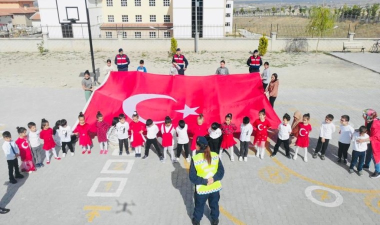 Kayseride 270 öğrenciden ‘100. Yıl Koreografisi