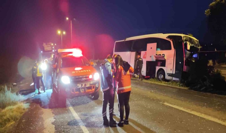 Kayseride kontrolden çıkan yolcu otobüsü aydınlatma direğine çarptı: 16 yaralı