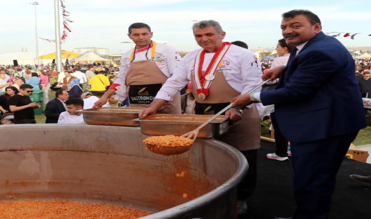 Kayseri’de tek kazanda pişirilen 1 ton mantı vatandaşlara dağıtıldı