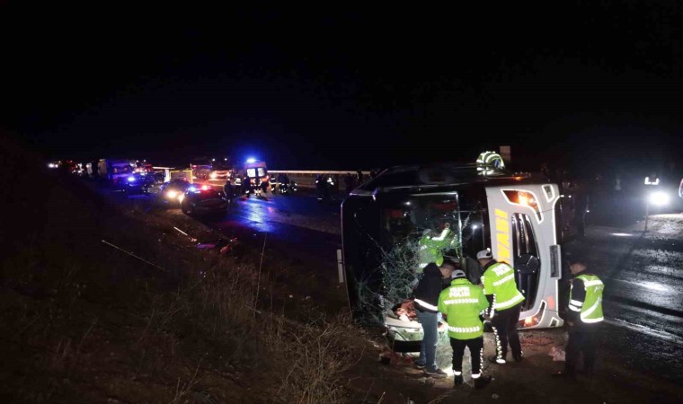 Kayseride yolcu otobüsü devrildi: 8i ağır 38 yaralı