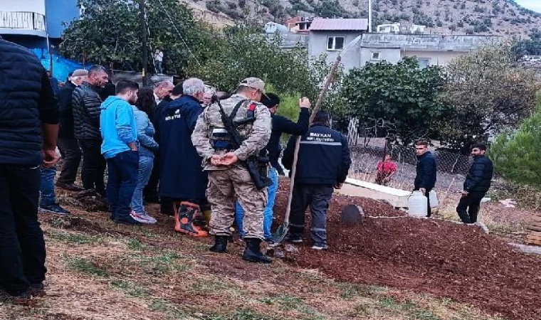 Kazada ölen çocukların cenazeleri karıştı; defnedilenin mezarı açılıp, aileye teslim edildi