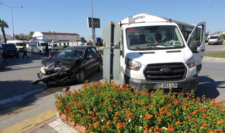 Kazada şoka giren hamile kadın araçtan inip yere yığıldı