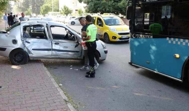 Kazada yaralanan eşinin arkasından gözyaşı döktü