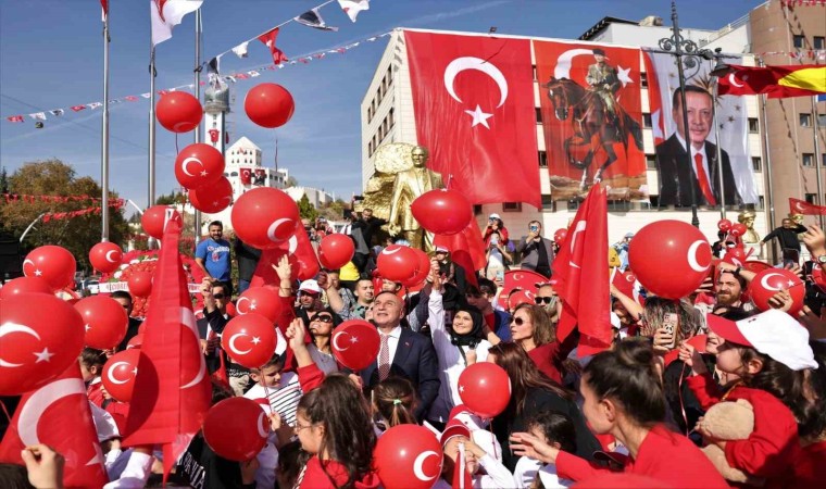 Keçiörende 100. yıl coşkusu yürüyüş, ışık ve havai fişek gösterileriyle devam edecek