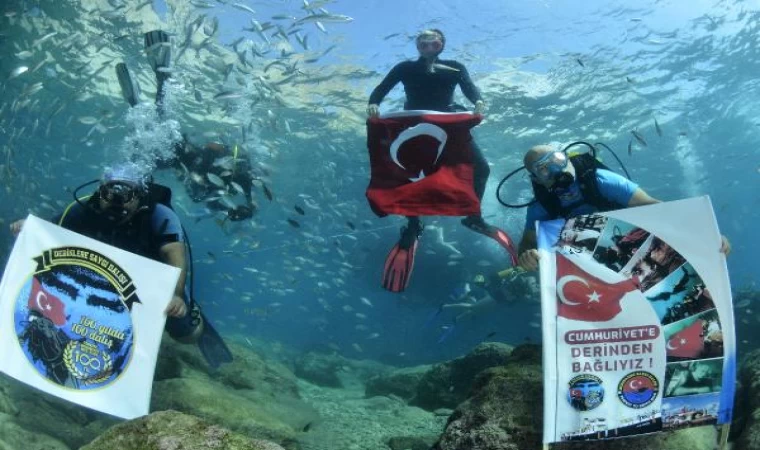 Kemer’de dalgıçlar, Cumhuriyet Bayramı’nı deniz altında kutladı