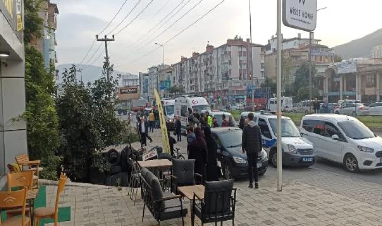 Kendisine bıçakla saldıran husumetlisine otomobil jantıyla vurdu; 2 yaralı