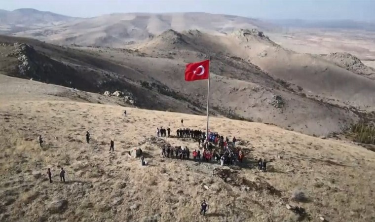 Kırşehir Emniyeti 100 gönüllü ile bin 600 rakımlı tepeye Türk bayrağı dikti