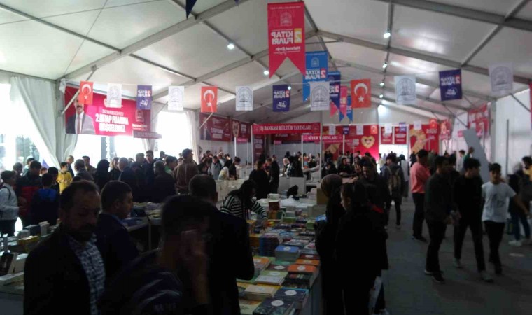 Kitap fuarında Kürtçe kitap standına yoğun ilgi