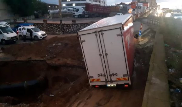 Kocaeli’de sağanak sebebiyle çöken yola kamyonet düştü