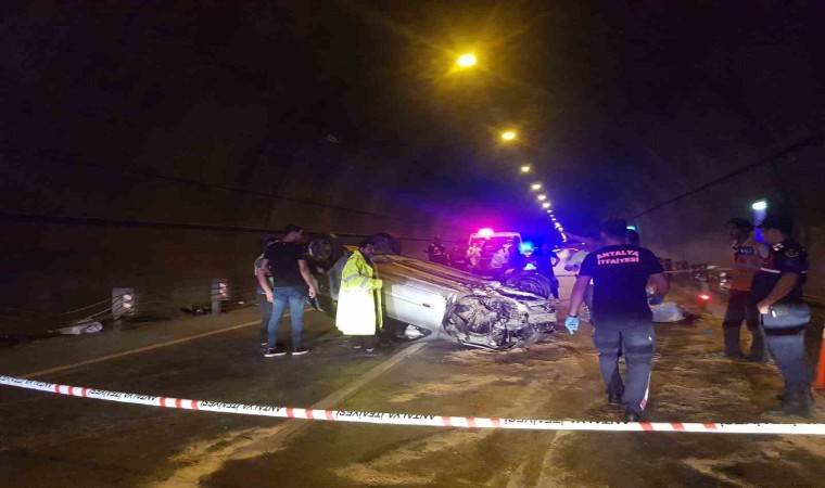 Kontrolden çıkan otomobil tünelde takla attı: 2 ölü