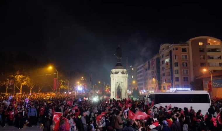 Konya’da on binlerce kişi Atatürk Anıtında Cumhuriyet’in 100’üncü yılını kutladı