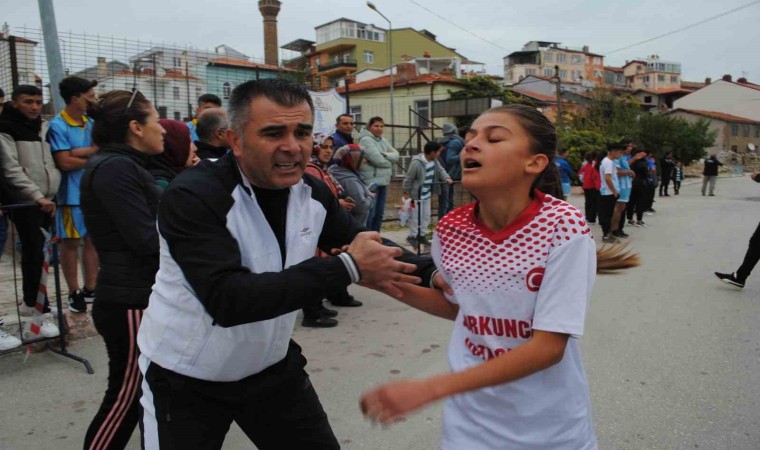 Koşuda birinci olan öğrenci baygınlık geçirip gözyaşlarına boğuldu