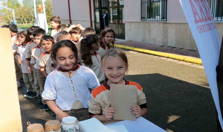 Köy okulundaki 4 bin 300 öğrenciye kağıt yapımı öğretildi