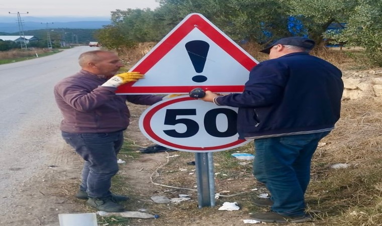 Köy yolları trafik levhalarıyla artık daha rahat