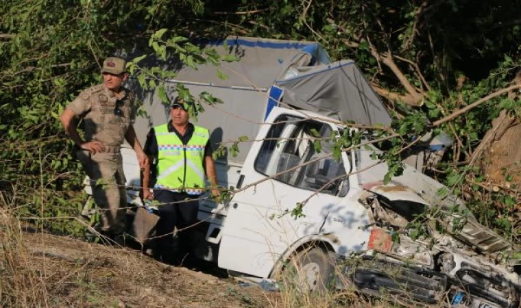 Kozan’da lastiği patlayan kamyonet şarampole düştü; 3 ölü