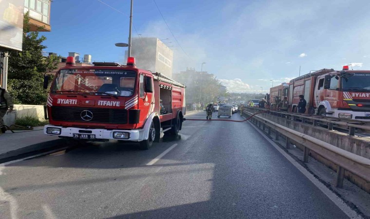 Küçükçekmece E-5 yan yolda metruk bir binada yangın çıktı: Yol trafiğe kapandı