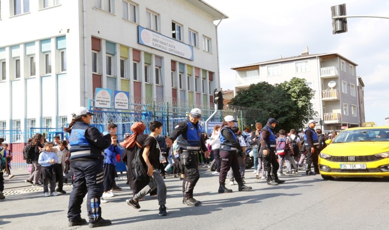 Küçükçekmece zabıtasından okul önlerinde denetim