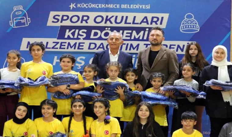 Küçükçekmece’de 3 bin 600 öğrenciye spor malzemesi dağıtıldı