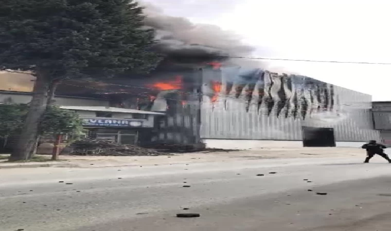 Küçükçekmece’de kimyasal maddelerin bulunduğu depoda yangın-1