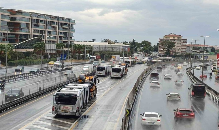 Küçükçekmecede metrobüsler çarpıştı: 4 yolcu hafif yaralandı